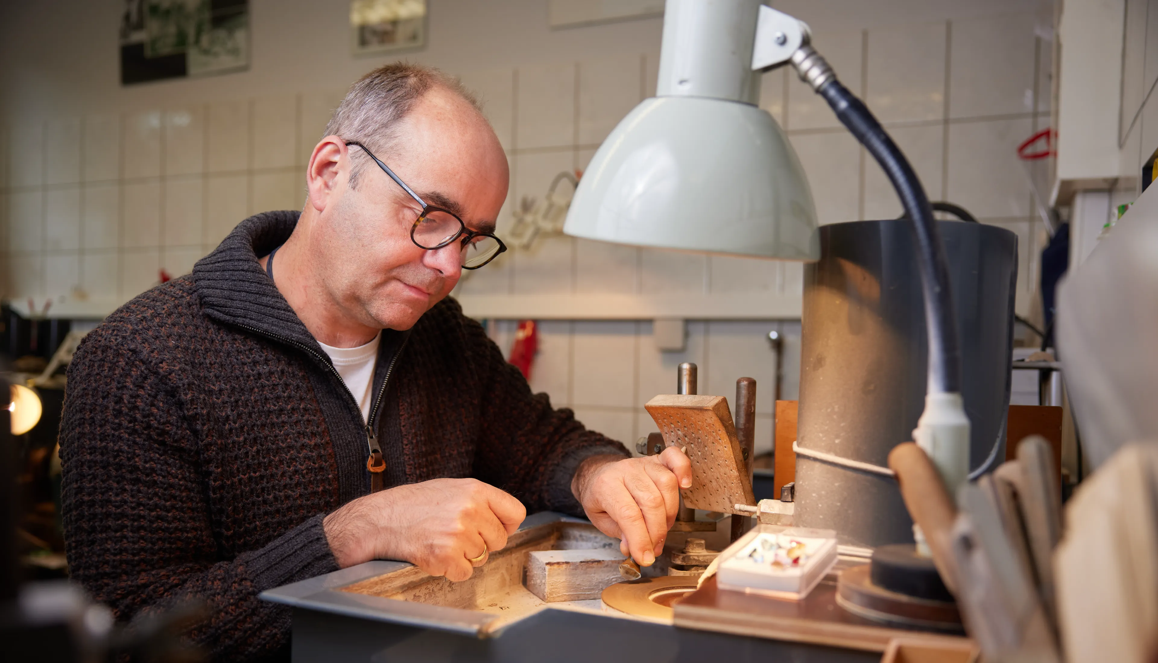 &lt;p&gt;Peter Lind ist Edelsteinschleifer- Meister und bearbeitet hochwertige Schmucksteine in Facetten- und Fl&amp;auml;chenschliffen. In unserer eigenen Bohr - und Schmuckwerkstatt erhalten unsere ausgesuchten St&amp;uuml;cke Ihr &amp;quot;Finish&amp;quot;. Schleif - und Reparaturarbeiten auch f&amp;uuml;r Ihre St&amp;uuml;cke m&amp;ouml;glich.&lt;/p&gt;&lt;p&gt;&lt;a class='button outline' href='/unternehmen/werkstatt'&gt;Jetzt entdecken&lt;/a&gt;&lt;/p&gt;